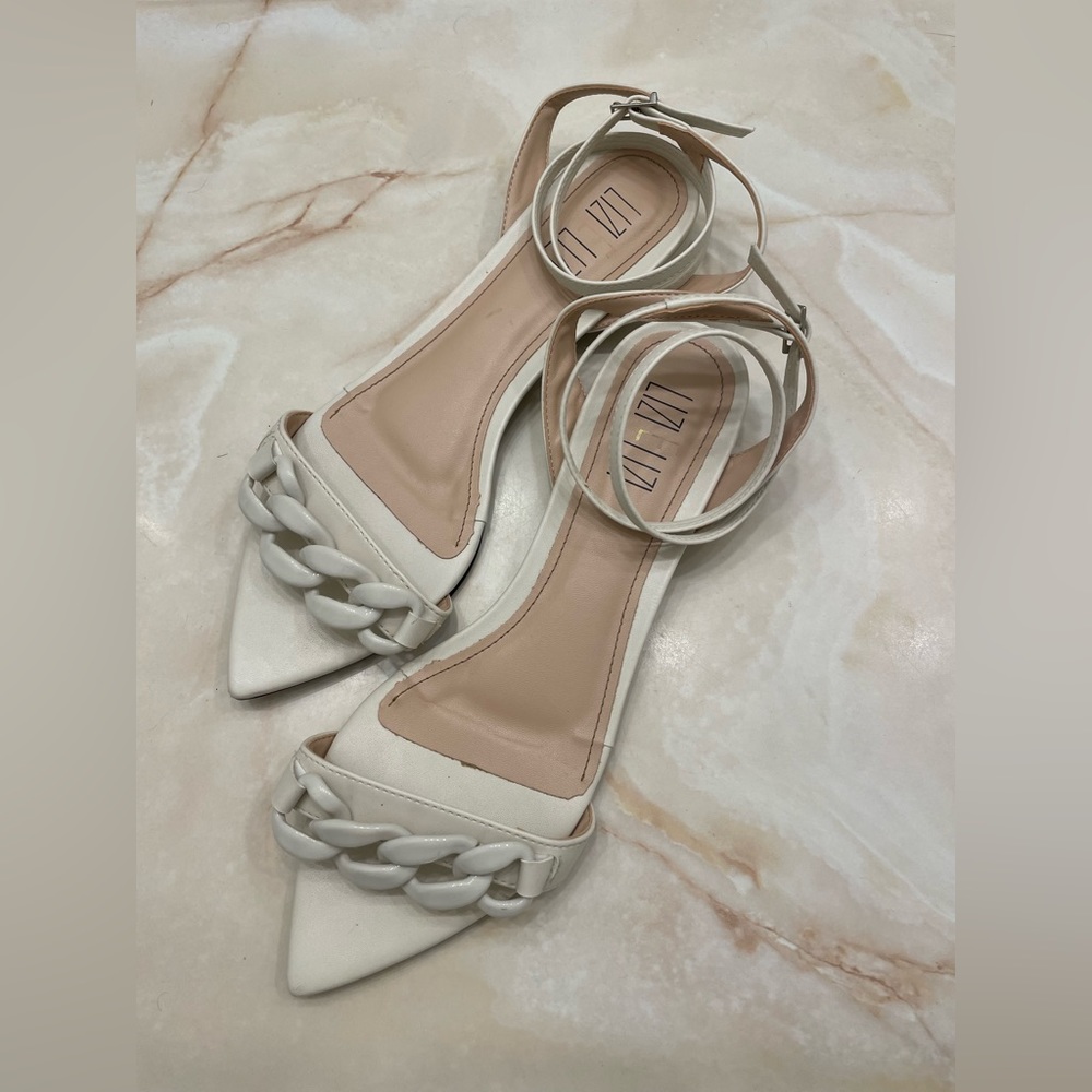 Ankle strap flat sandals size 9 USA / 38 BRA / 40 EUR